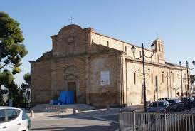 La chiesa di San Salvatore sorge al centro dell'abitato di Morro d'Oro, non molto distante dall'abbazia di Santa Maria in Propezzano, della quale essa era sicuramente dipendenza nel XVI secolo.